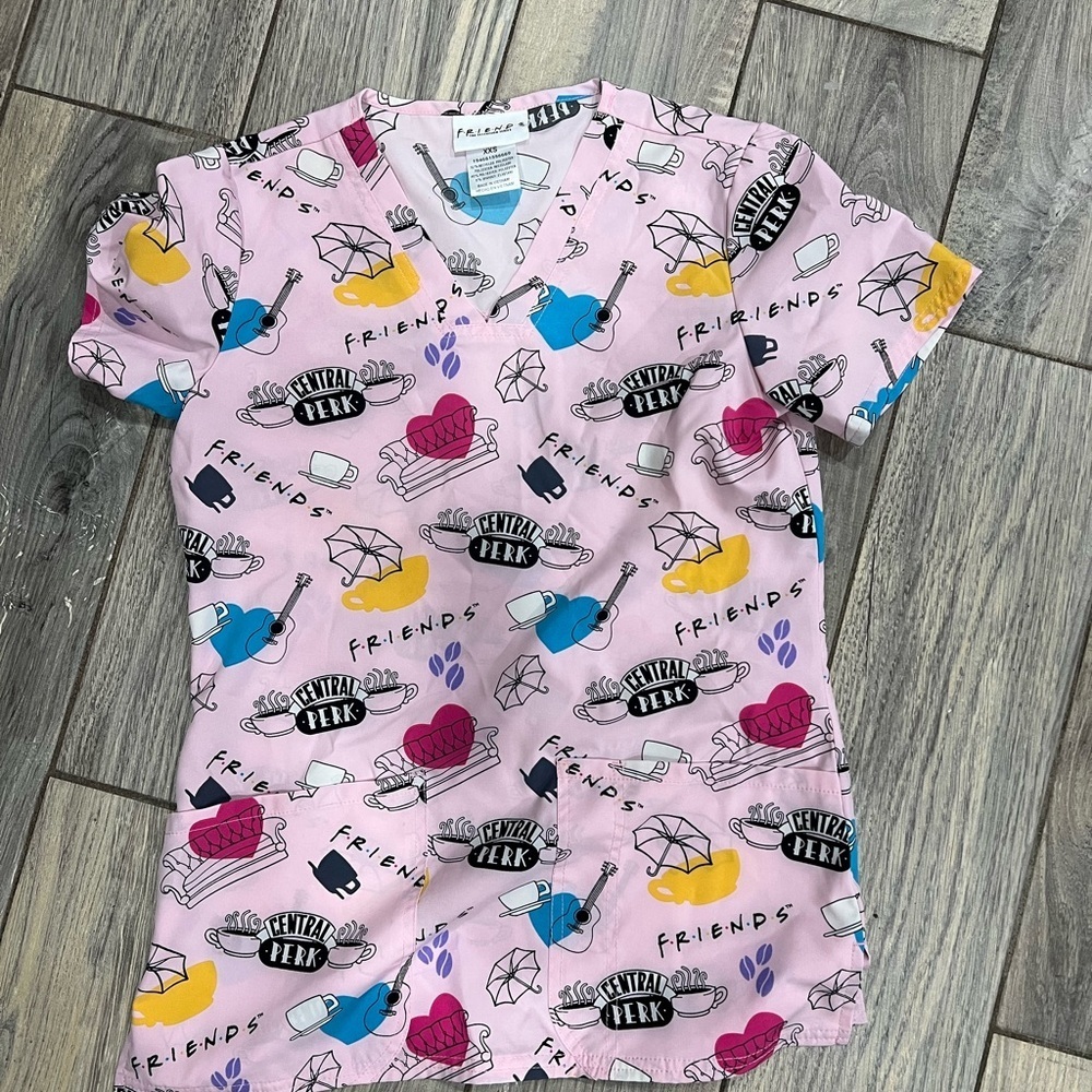 FRIENDS Pink Graphic Scrub Top Size XXS pockets EUC Work Wear Nurse